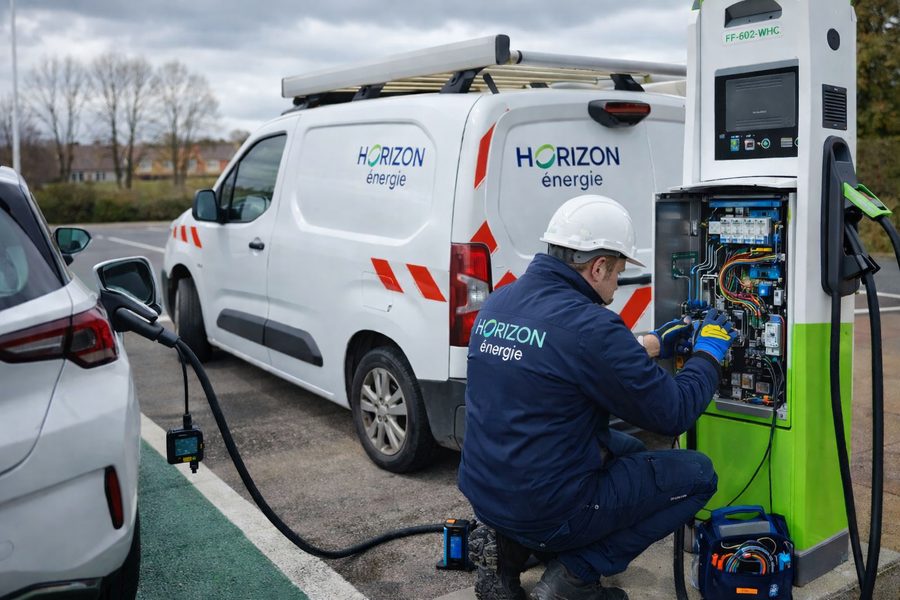Borne de recharge pour véhicule électrique installée par Horizon Énergie