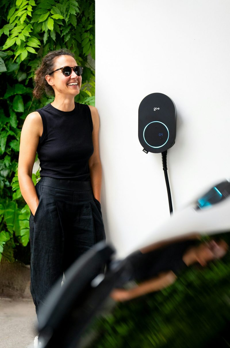 Câble de recharge branché sur un véhicule électrique